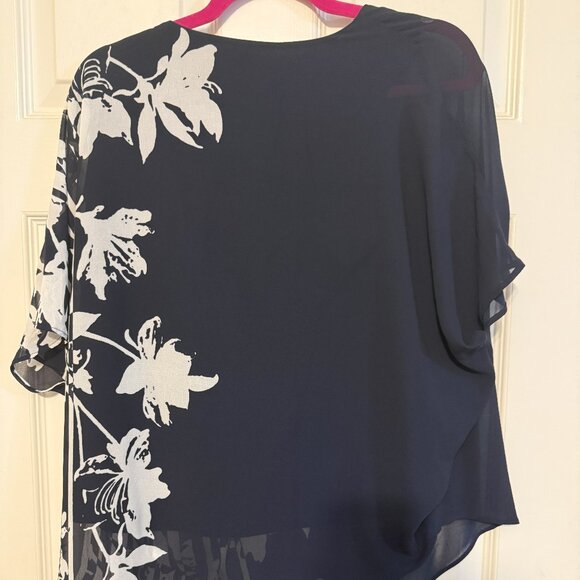 Roz & Ali Blue & White Floral Top – Size Medium, EUC, Oversized Fit, Lightweight - Picture 2 of 4